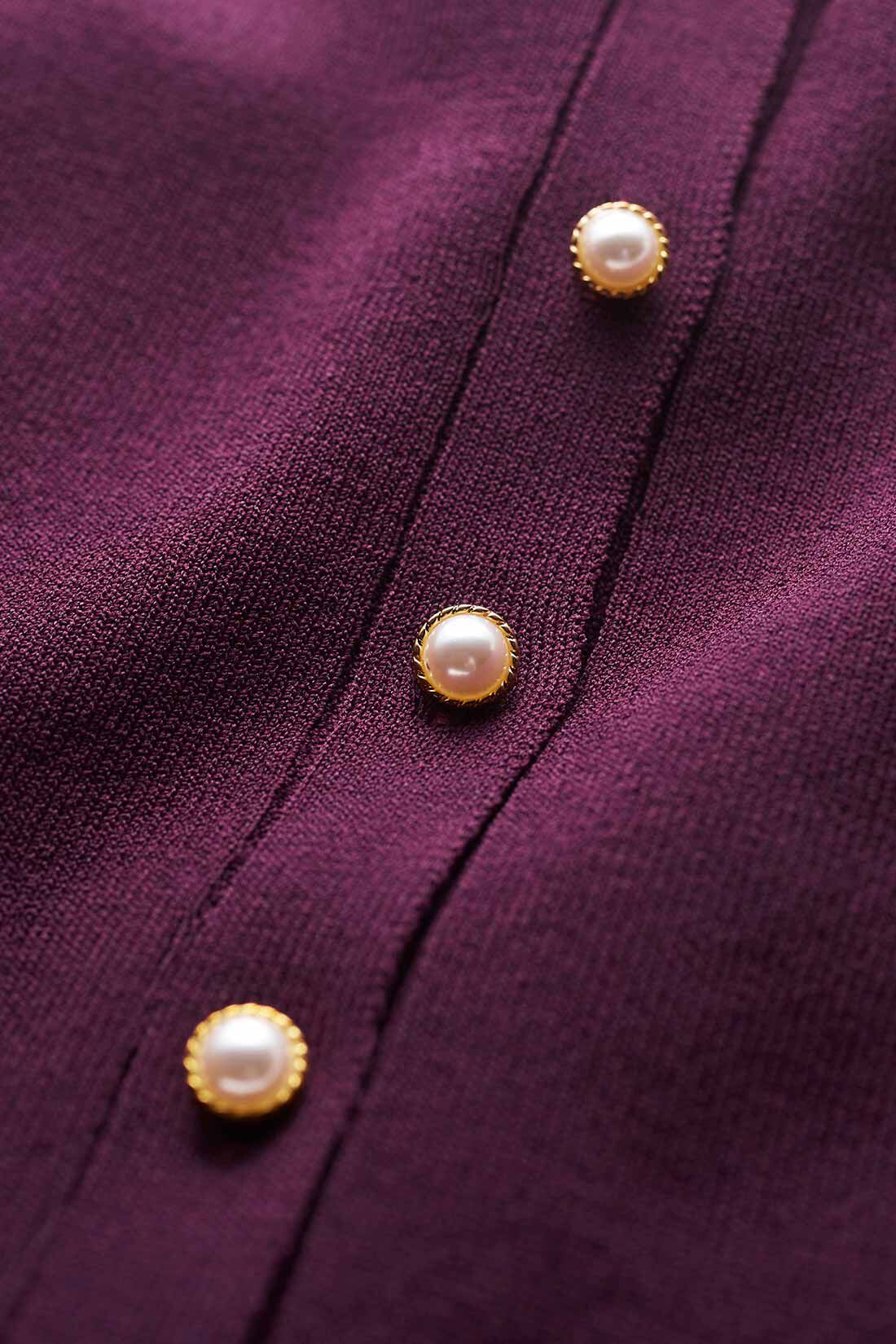 IEDIT|IEDIT[イディット]　パールボタンが上品な袖プリーツ風カーディガン〈ネイビー〉|晩夏から心地よく着られる、シャリ感のあるレーヨン混素材を使用。