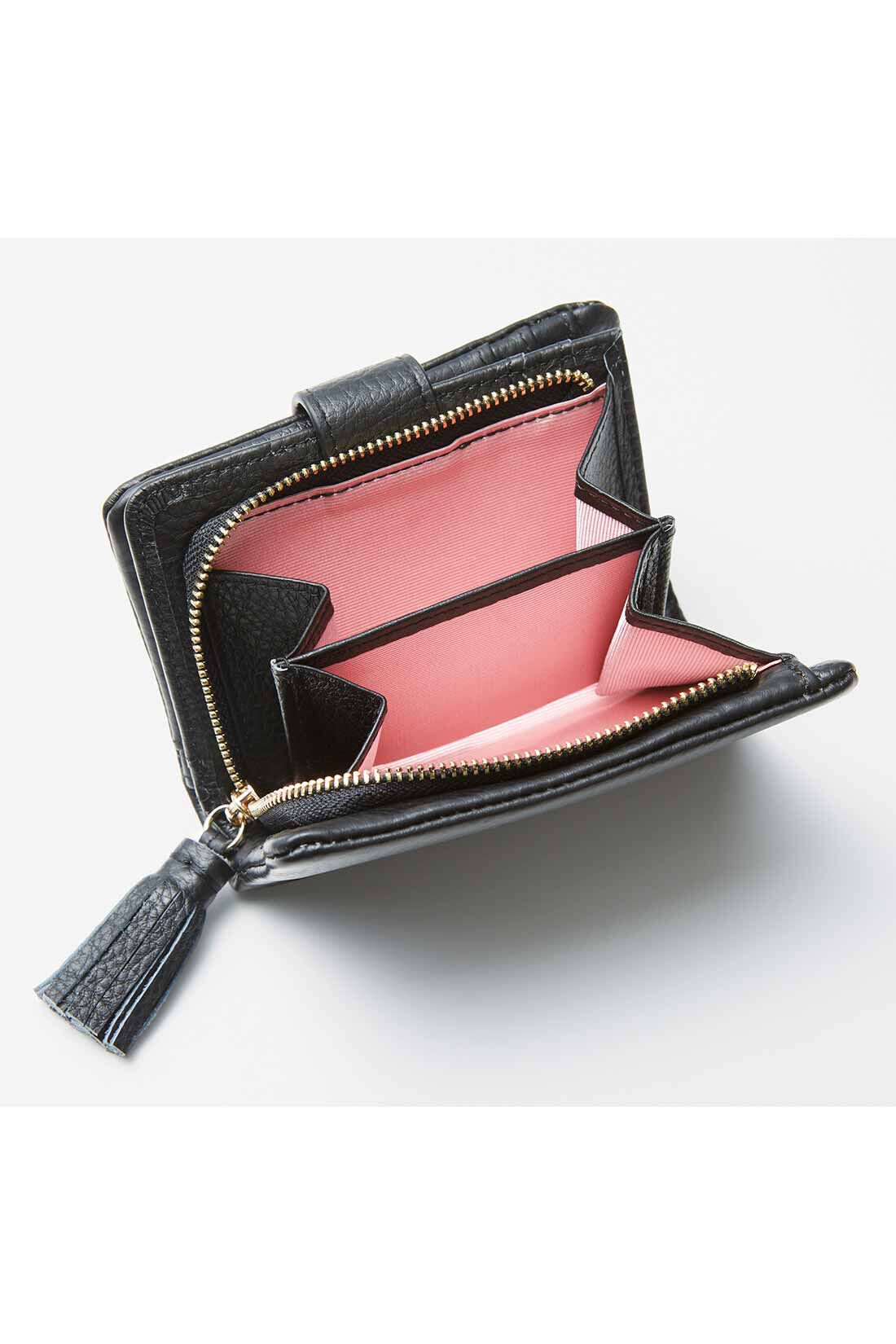 IEDIT|IEDIT[イディット]　くったり本革素材できれいめ二つ折り財布〈ブラック〉|大きく開くサイドまち付きで、小銭の出し入れもらくらく。内側は気分が上がるカラーに。