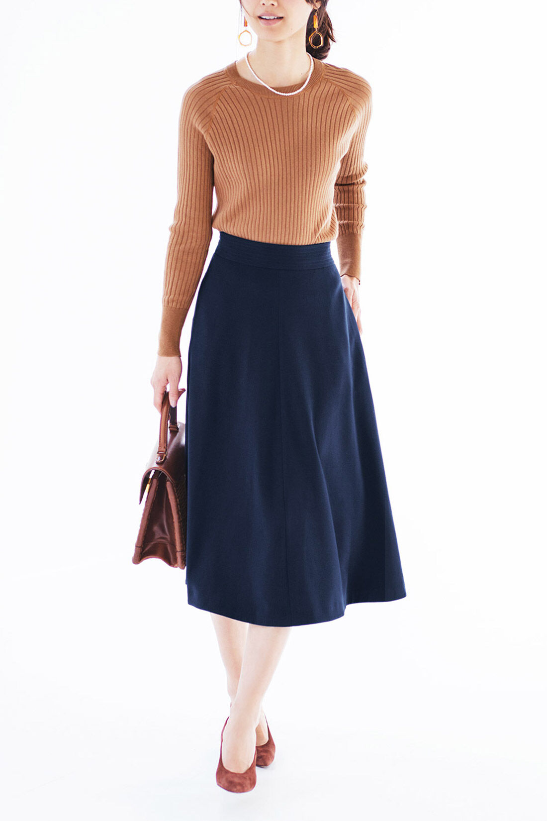 IEDIT|牧野紗弥さん×IEDIT[イディット]　マルチに使える万能ネイビーのスカートセットアップ|※シルエットがきれいなスカートを主役に、シンプルなトップスを合わせるだけで、通勤OKな女っぽい上品スタイルに。