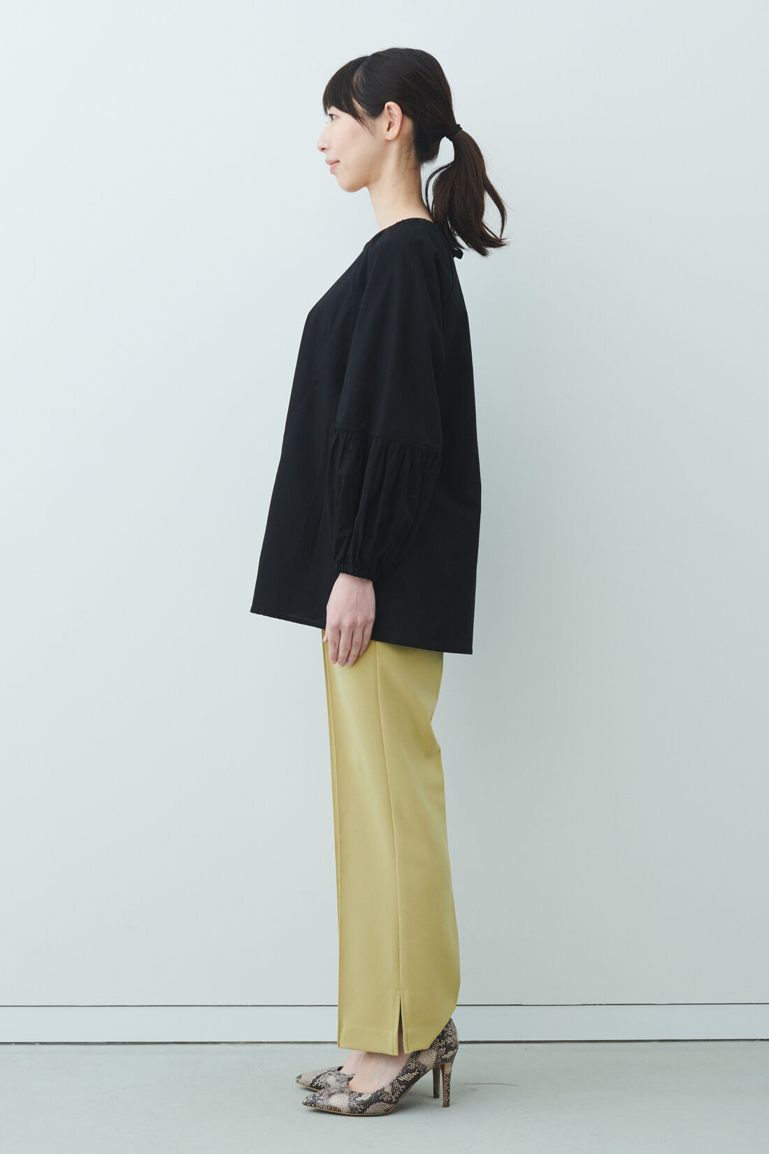 IEDIT|IEDIT[イディット]　きれい見えしてらくちん伸びやかなセンタータックパンツ〈スモーキーパープル〉|モデル身長：160cm 着用サイズ：M ※着用イメージです。お届けするカラーとは異なります。