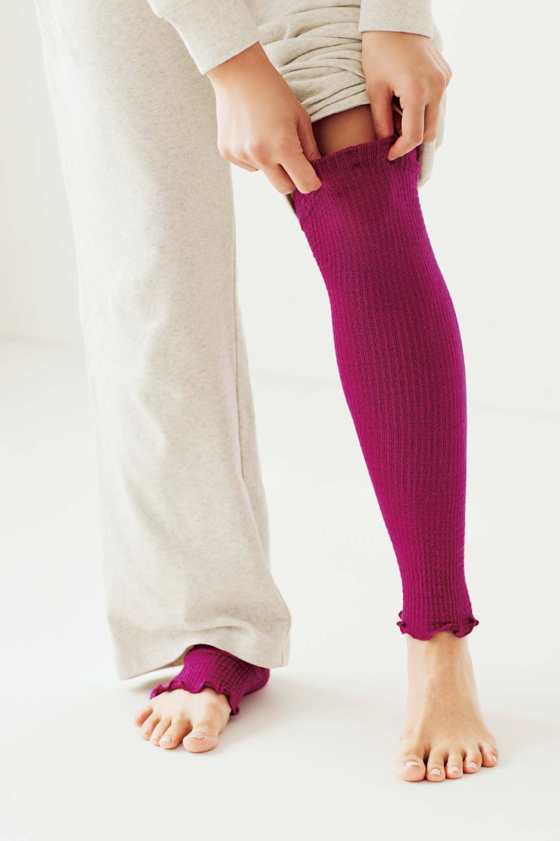 IEDIT|たっぷりシルクでやさしくフィット　ふわふわロングレッグウォーマー〈ピンク〉【おはだが気になるみんなへ】|よく伸びる編み方と長め丈で、ひざまで暖かにカバー。