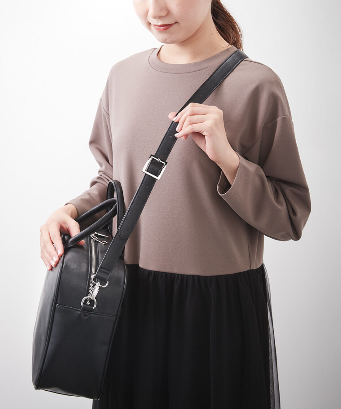 IEDIT［イディット］|IEDIT[イディット]　神山まりあさんとコラボ A4サイズが入ってコーデがランクアップする 大人ボストンバッグ〈ブラック〉|斜め掛けできるショルダー付き。金具も四角いフォルムでクールな印象に。