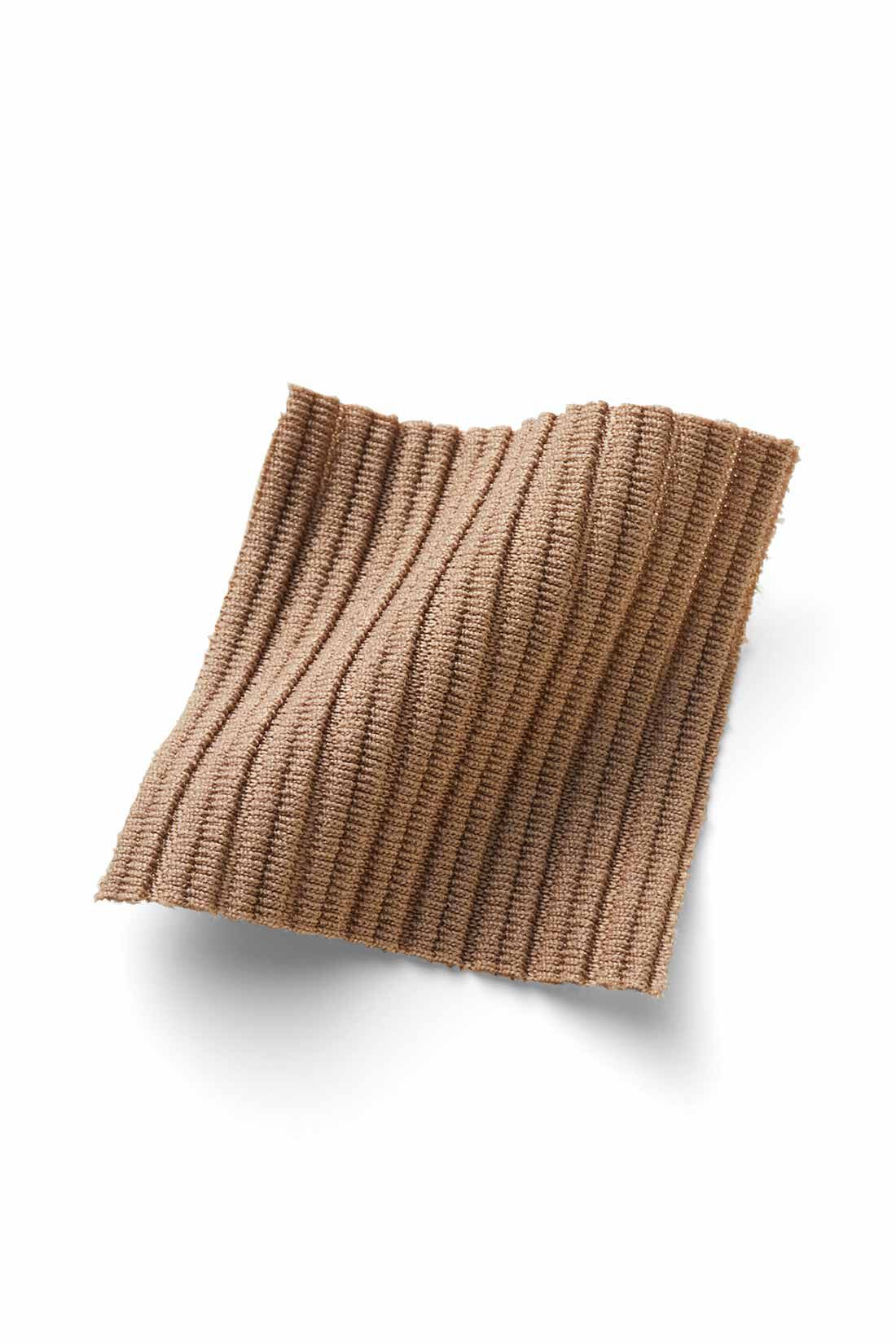 IEDIT[イディット]　ニットライクなリップルカットソー素材で仕立てた らくちんきれいなIラインスカートの会|リブニットのような縦ラインを描く、やや張り感のあるリップルカットソー素材。