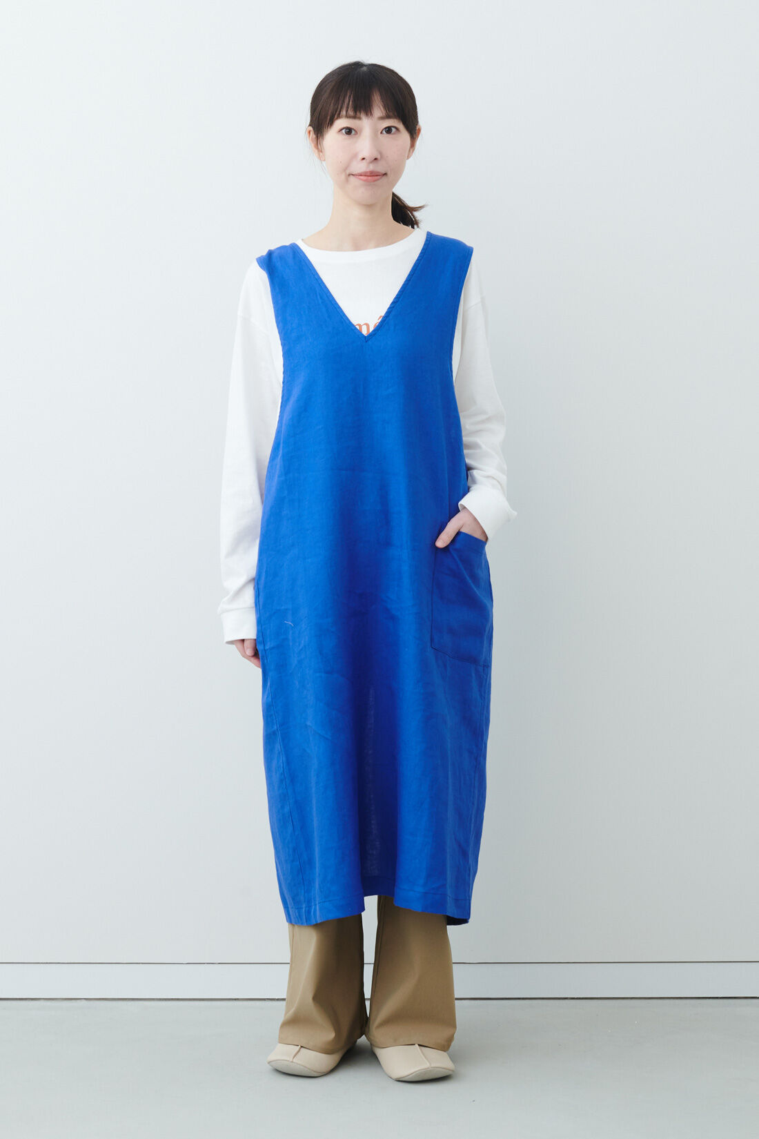 IEDIT|IEDIT[イディット]　麻混素材のジャンパースカート風エプロン〈ローズパープル〉|モデル身長：160cm・着用サイズ：M ※着用イメージです。お届けするカラーとは異なります。
