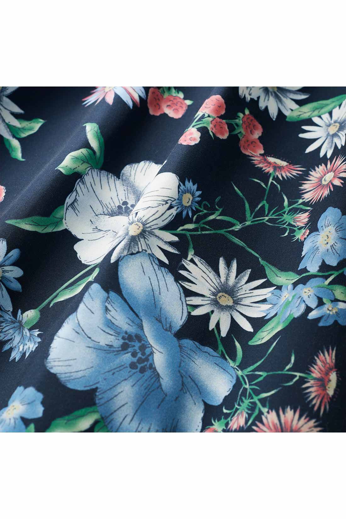 IEDIT[イディット] 華やか柄でコーディネイトが着映えする花柄フレアースカート〈ネイビー〉|ほどよいハリ感のある高密度なきれいめ素材。