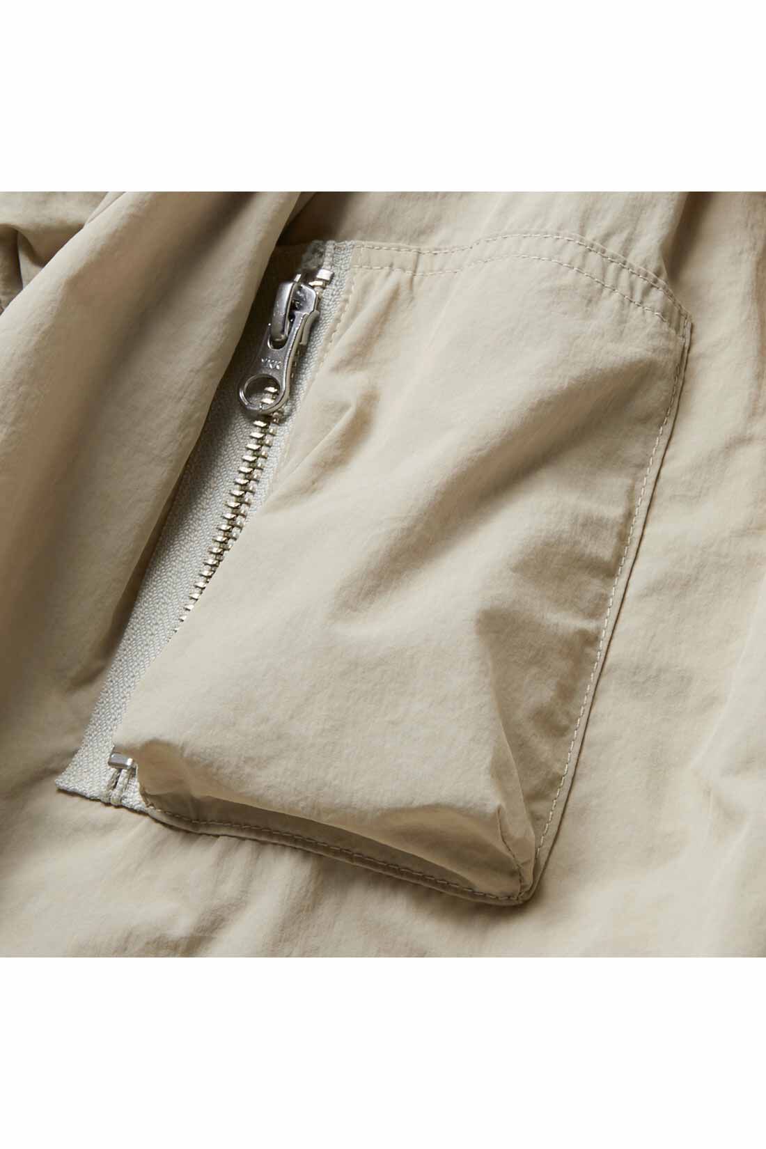 IEDIT|IEDIT[イディット]　小森美穂子さんコラボ フェミニンムードの中わた大人MA-1ジャケット〈グレージュ〉|肩口のタックでふくらみを出した袖は、立体ポケット付きの本格仕様。