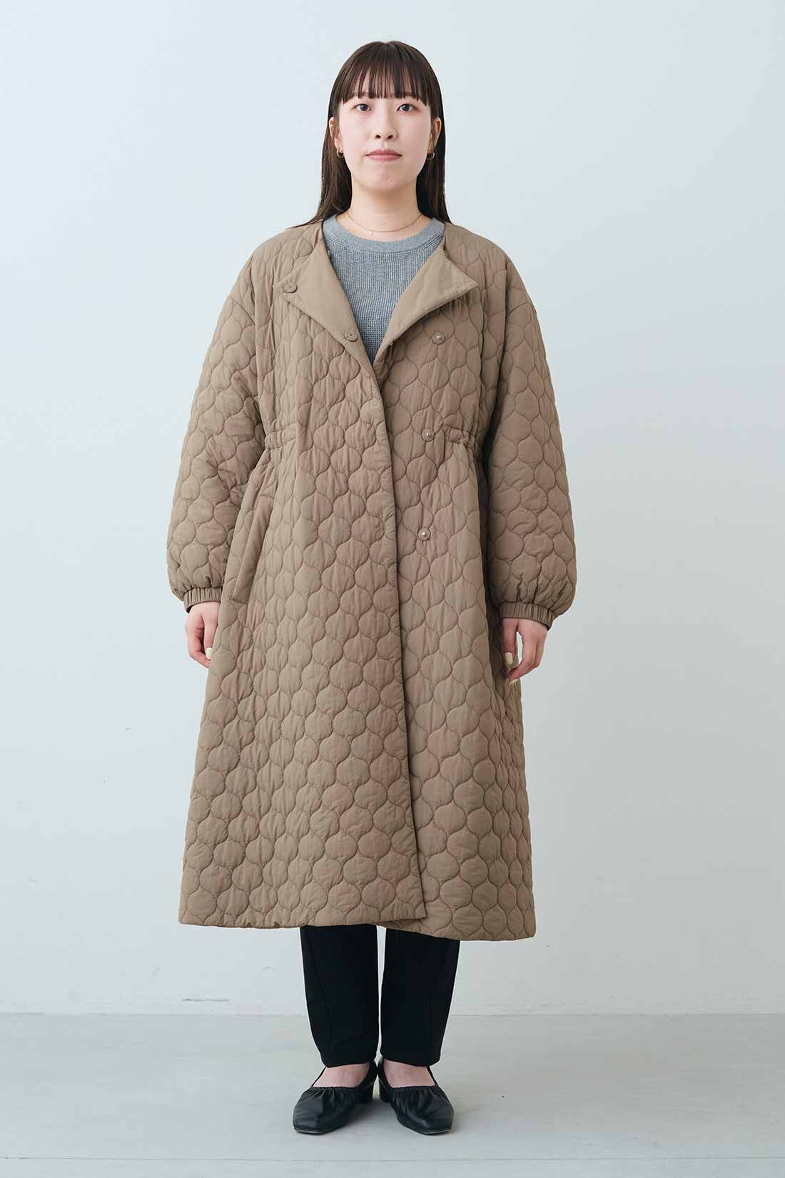 IEDIT［イディット］|IEDIT[イディット]　ドレスライクにシルエットチェンジができる ほの甘キルティングコート〈ラテベージュ〉|モデル身長：159cm　着用サイズ：M
