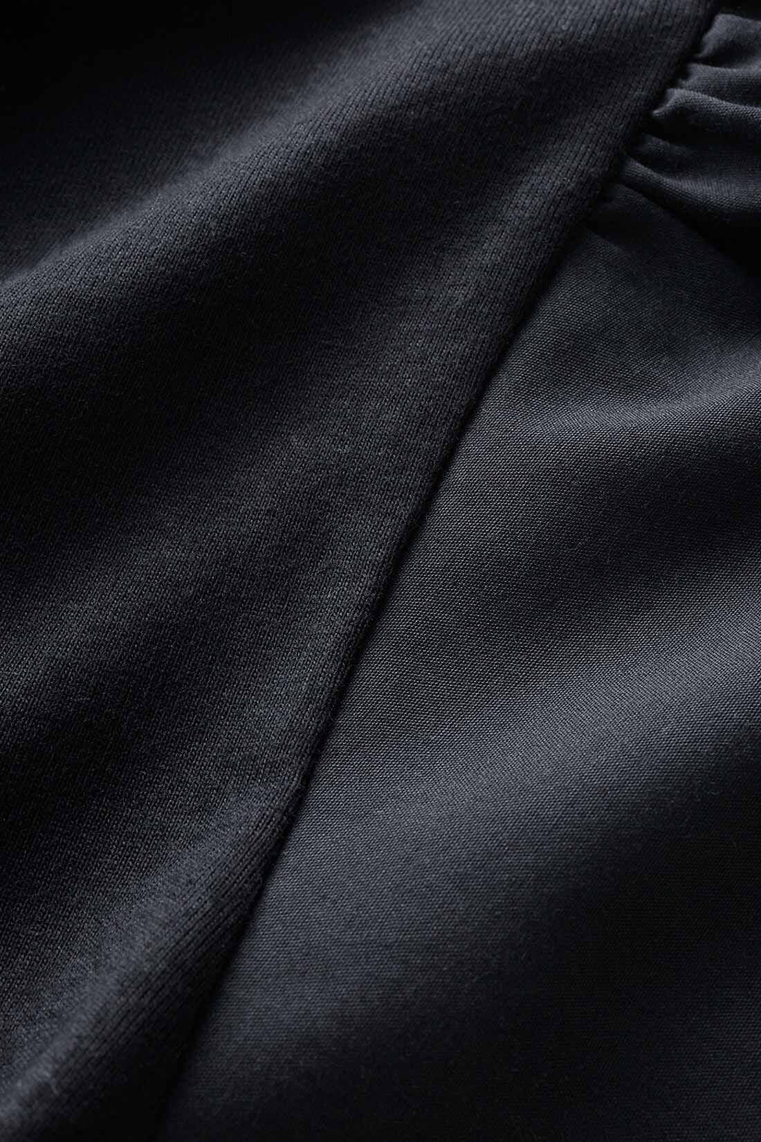 IEDIT[イディット]　たゆんとシルエットのニットベストとボリュームスリーブトップスの着映えレイヤードセット〈ベージュ×ブラック〉|トップスの身ごろはカットソーで伸びやかに。布はくの袖は、袖口がフライス生地でプッシュアップも自在。