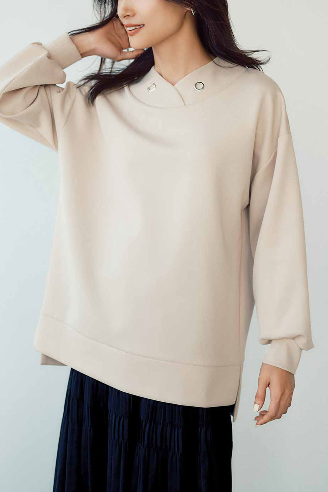 IEDIT［イディット］|IEDIT[イディット]　フード風衿で顔まわり華やぐ UVカット つや感ダンボールカットソーのロングプルオーバー〈グレージュ〉