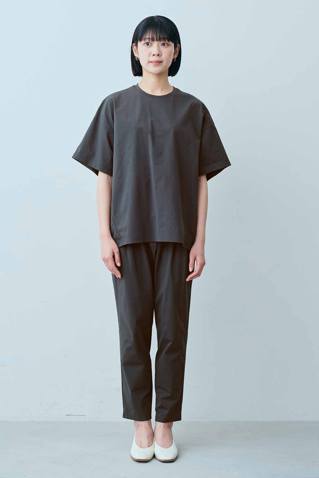 IEDIT|吸汗速乾 UVカット SO!MESH トップス〈チャコールグレー〉のコーディネート