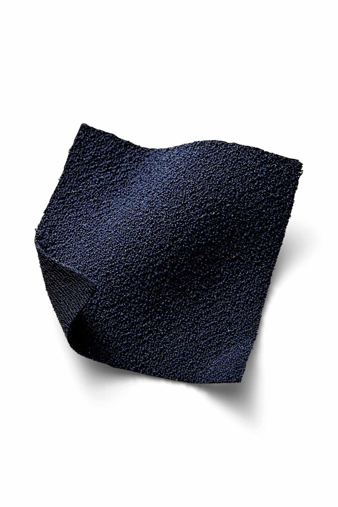 イディット|牧野紗弥さん×IEDIT[イディット]　マルチに使える万能ネイビーのスカートセットアップ|上質感のある布はく素材ながら、伸びやかできゅうくつ感のないらくな着心地。