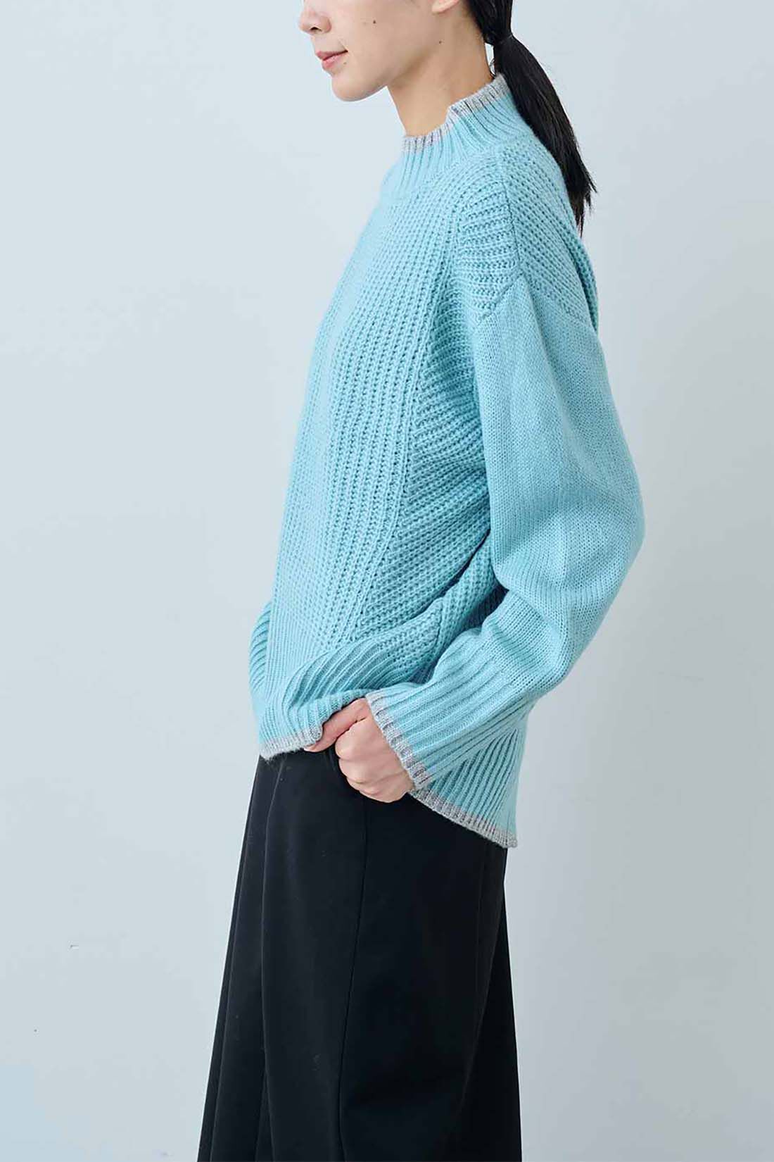 IEDIT|IEDIT[イディット]　ハンサムカラーを楽しむ 着映えデザインブルーニット〈ハイネックニット　アクアブルー×ペールグレー〉