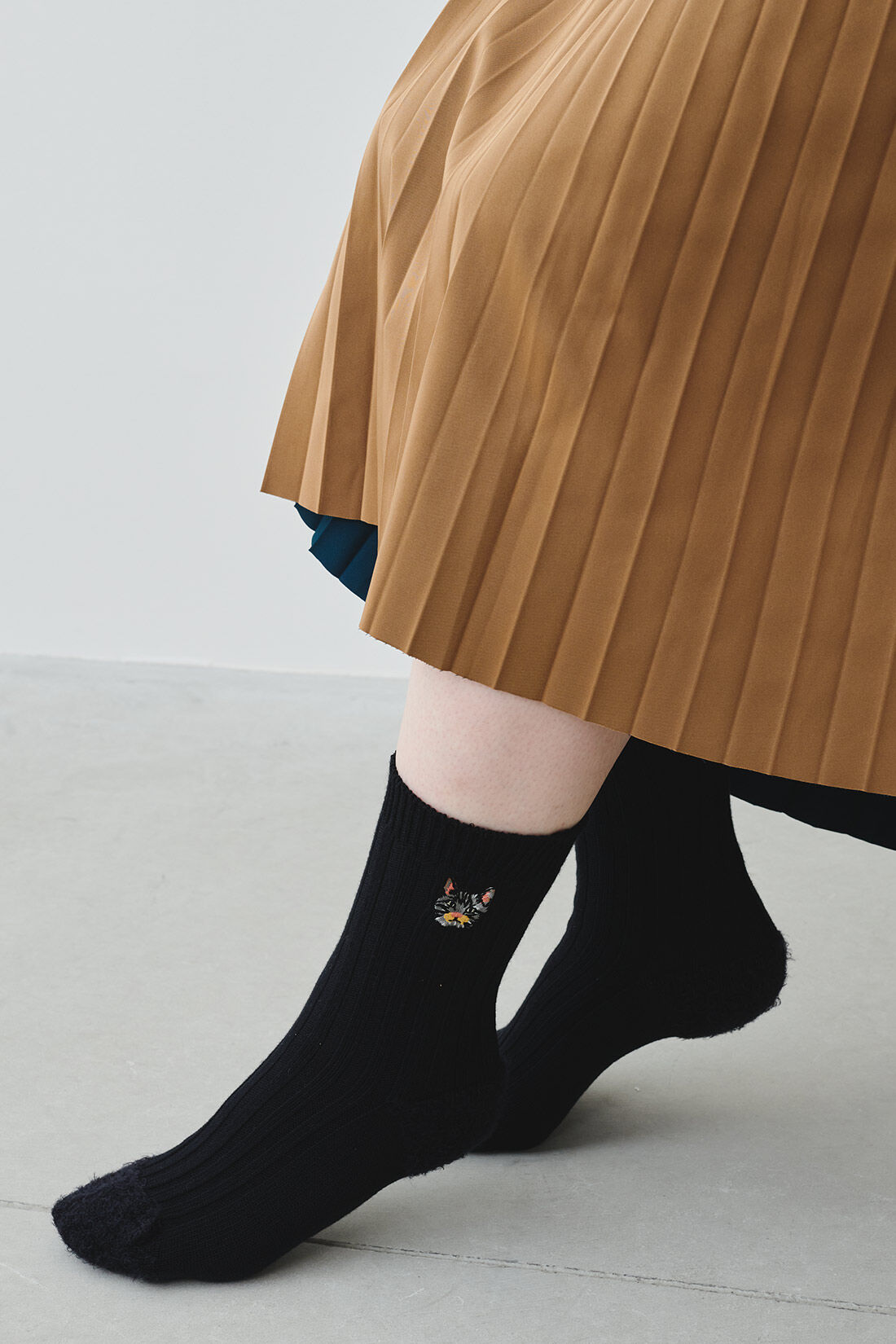 IEDIT[イディット]　宮田聡子さんコラボ ワンポイント猫刺しゅうの異素材切り替え靴下〈ブラック〉