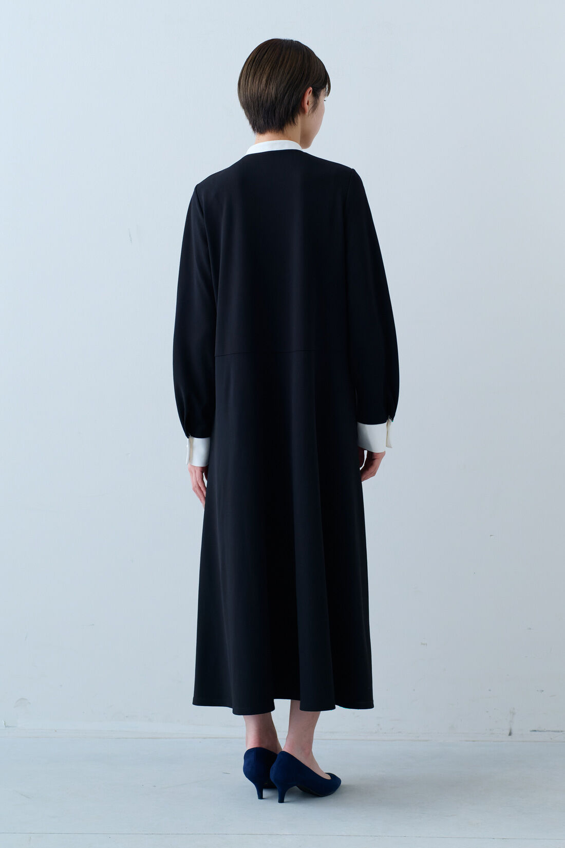 IEDIT|IEDIT[イディット]　ブローチ付きバイカラーワンピース〈ブラック〉|モデル身長：163cm　着用サイズ：M