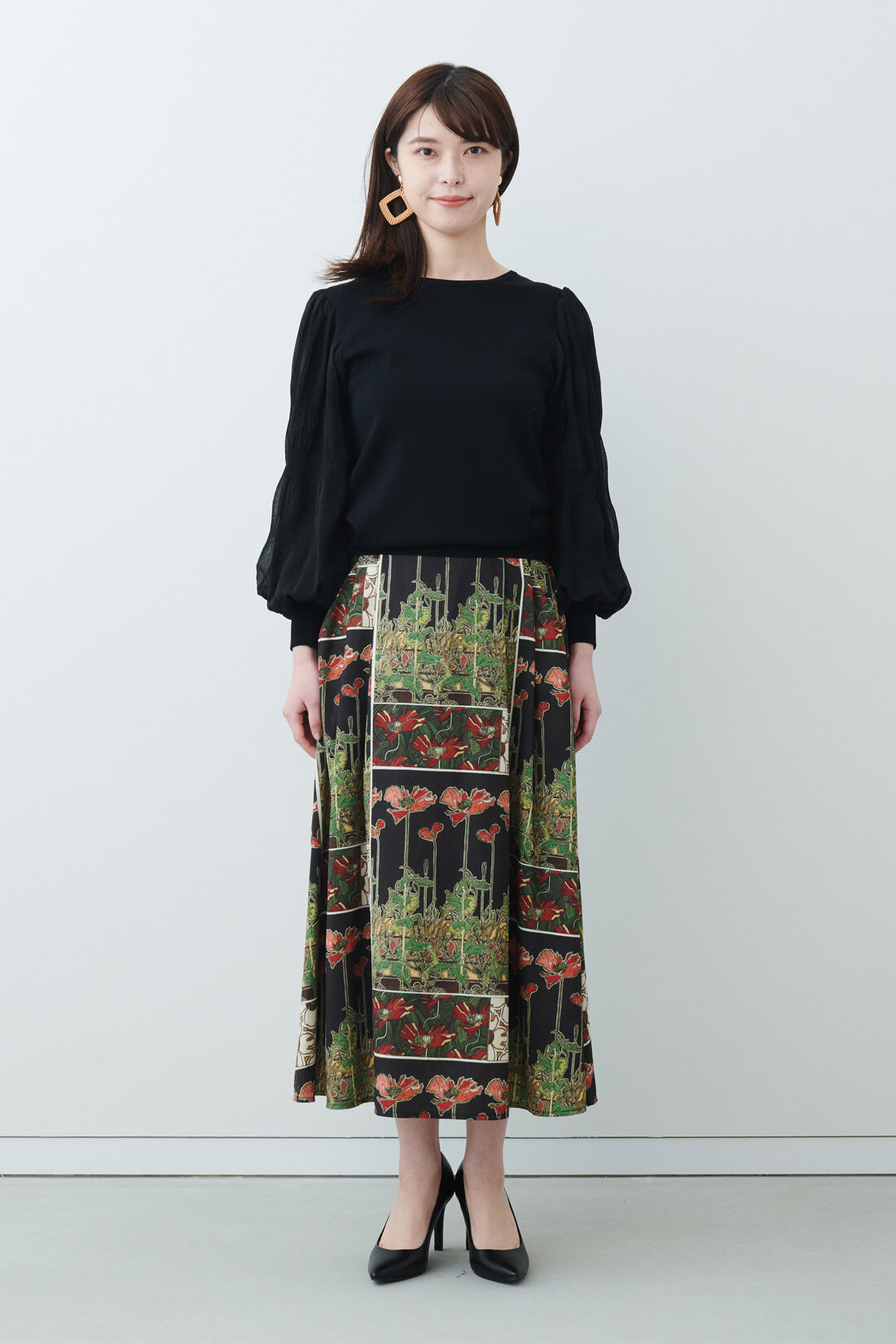 IEDIT|IEDIT[イディット]　優美なミュシャの図案をまとう クラッシックなプリントスカート〈ブラック〉|モデル身長：167cm・着用サイズ：M