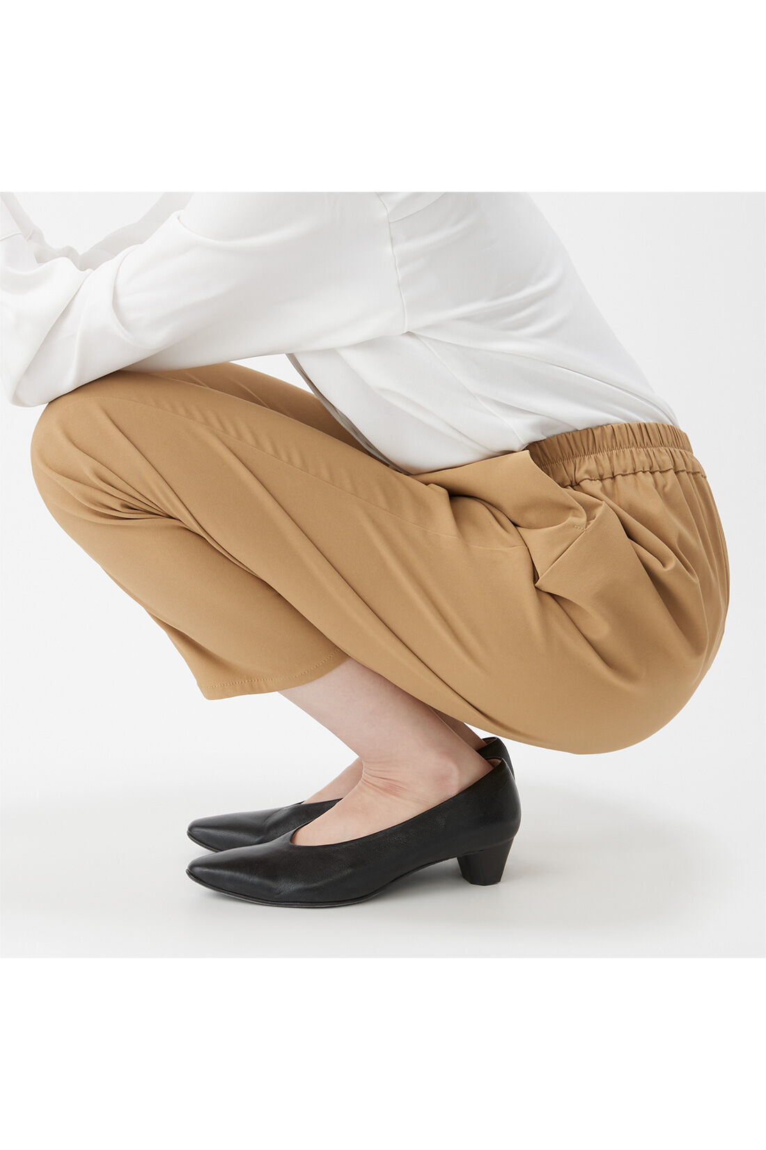 IEDIT[イディット]　ぐいっとしなやか サイドタックデザイン ストレッチ布はく素材のエアノビワイドパンツ〈ベージュ〉|しゃがんでも座りっぱなしでも快適で、ひざやおしりも伸びやからくちん。背中も見えにくくて安心！