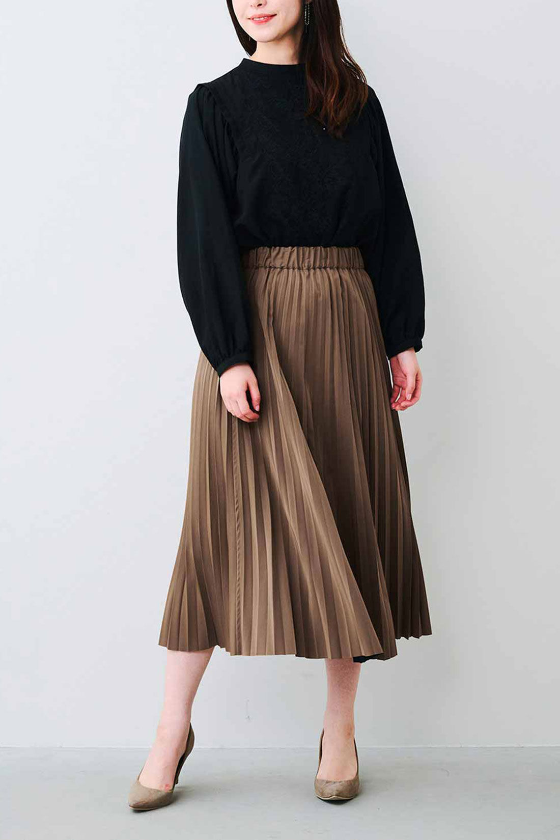 IEDIT|IEDIT[イディット]　リバーシブルでカラーが楽しめる プリーツロングスカート〈ベージュ×ピンク〉|モデル身長：167cm 着用サイズ：M ※着用イメージです。お届けするカラーとは異なります。