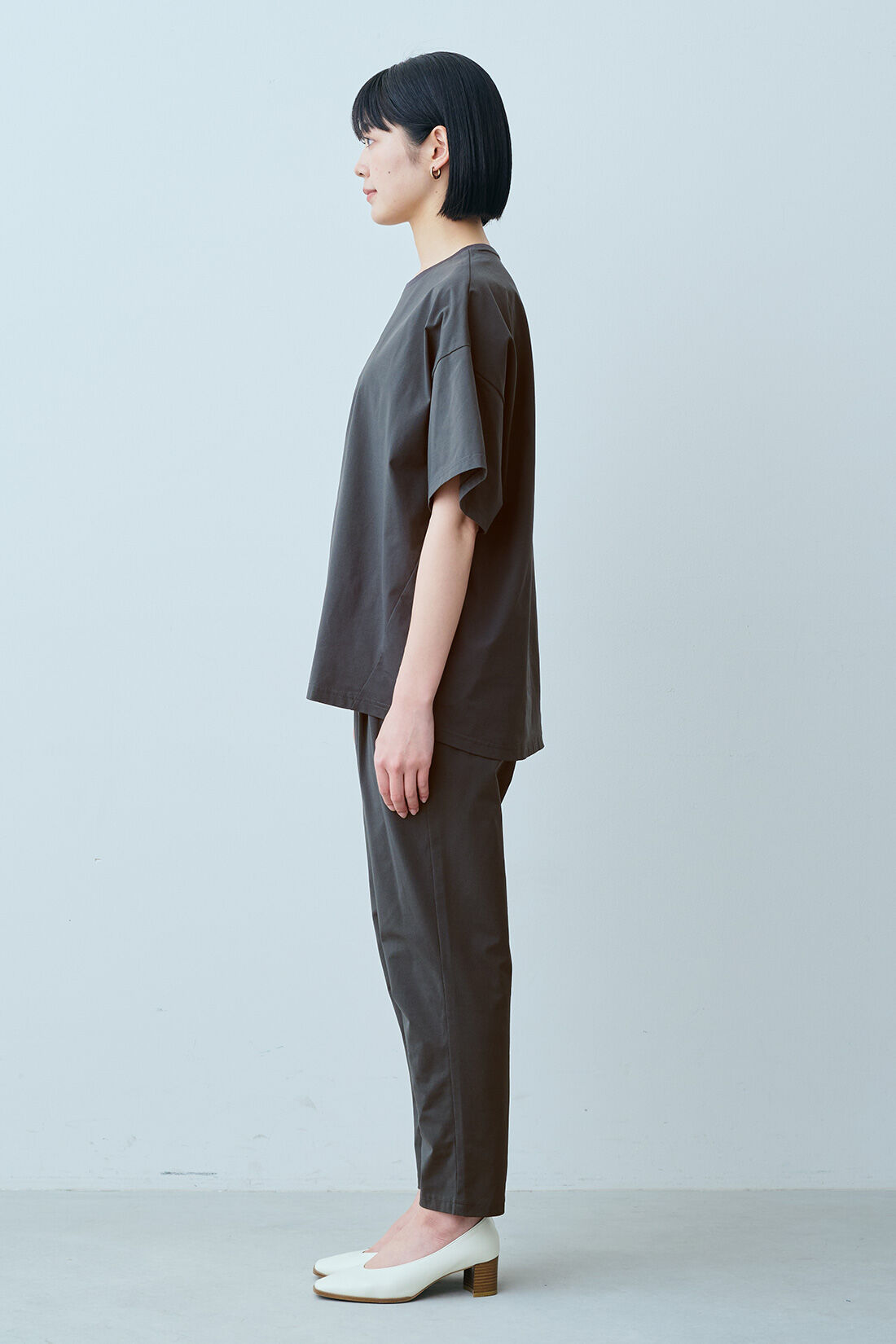 IEDIT|吸汗速乾 UVカット SO!MESH トップス〈チャコールグレー〉のコーディネート