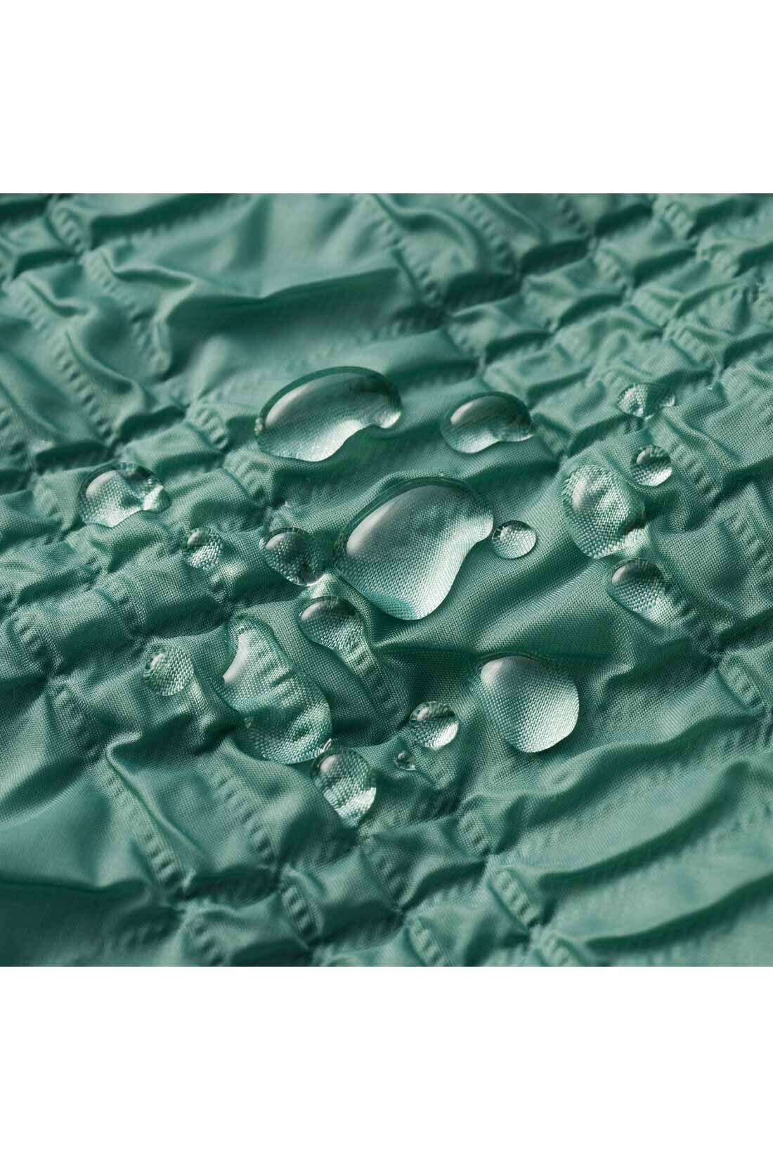 IEDIT|IEDIT[イディット]　エンボス加工をほどこした撥水（はっすい）素材の切り替えスカート〈モスグリーン〉|撥水加工をほどこしたナイロン素材はテカリをおさえた上品な素材感。