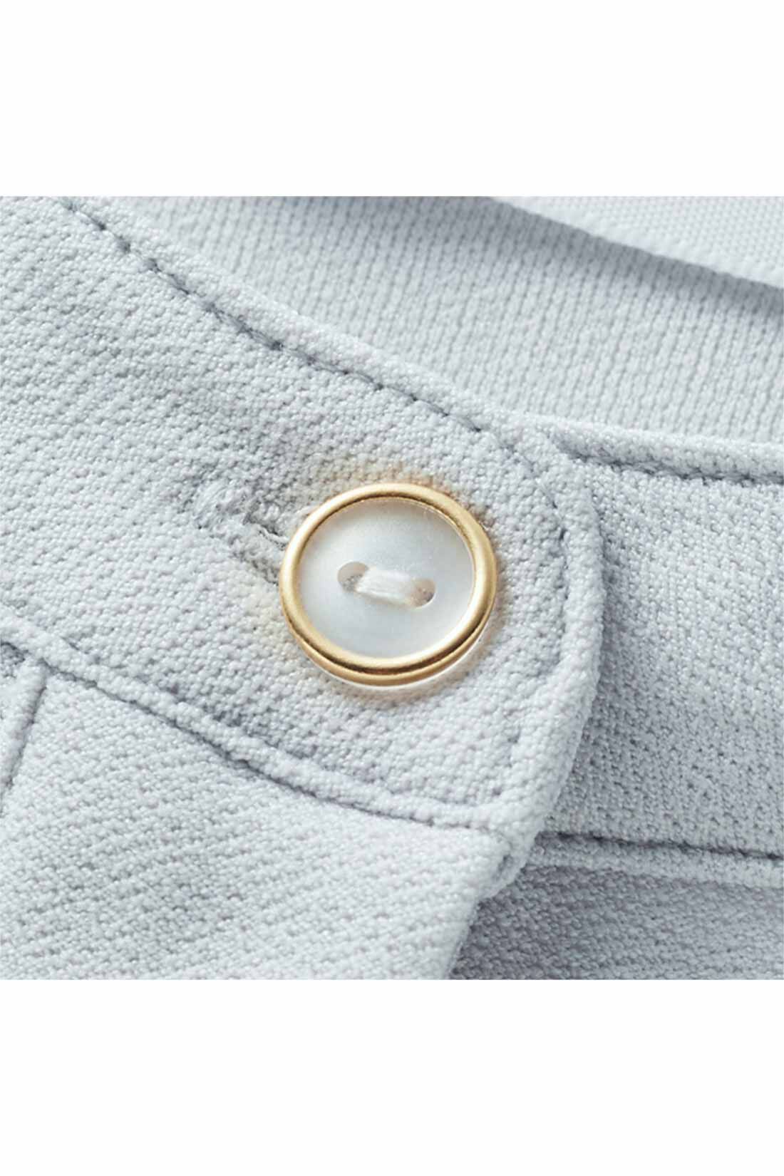 IEDIT|IEDIT[イディット]　後ろ姿も美しい伸びやかな抗菌防臭 バックプリーツトップス〈ライトグレー〉|衿とカフスに、きちんと感のあるゴールドの縁飾りボタンをアクセントとして。