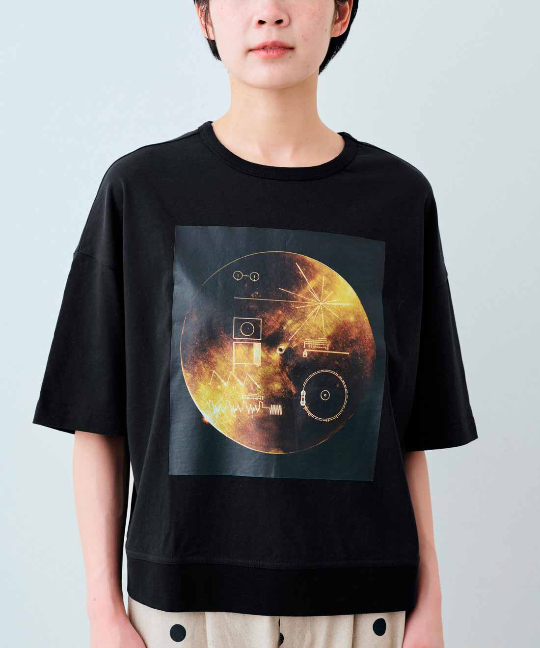 IEDIT|IEDIT[イディット]　NASA ゴールデンレコードプリントのオーガニックコットンTシャツ〈ブラック〉