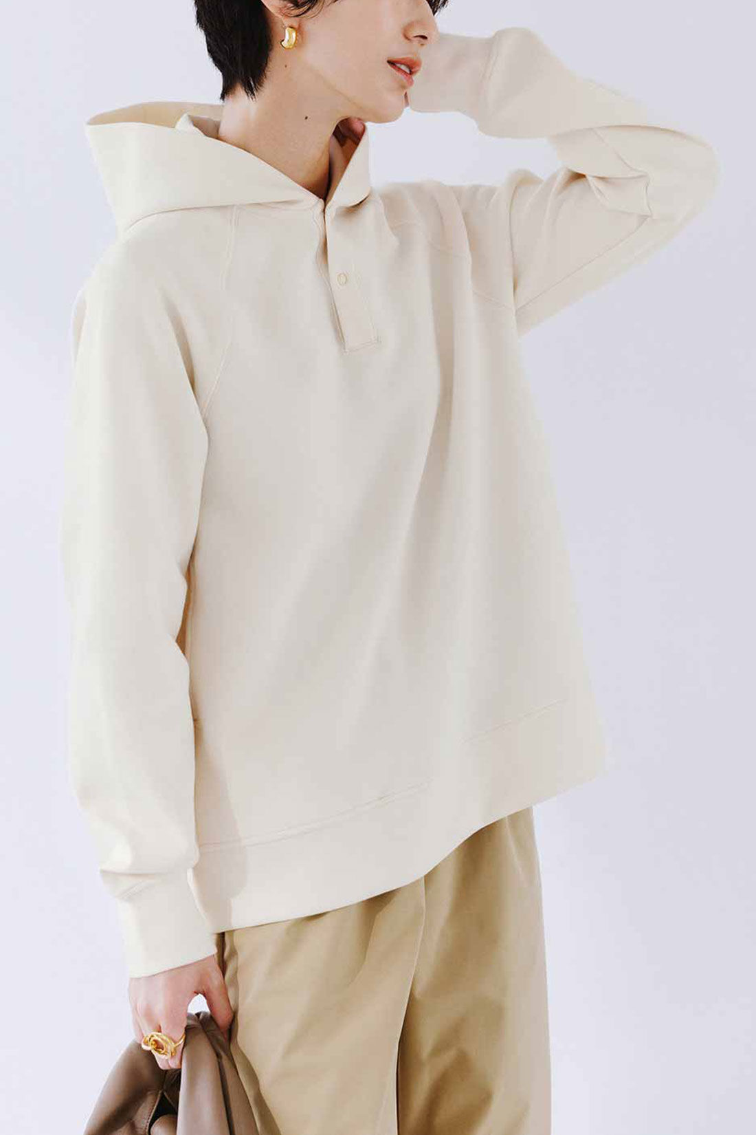 IEDIT［イディット］|IEDIT[イディット]　小森美穂子さんコラボ ダンボールカットソー素材のフロントスナップフーディープルオーバー〈アイボリー〉|胸もとのスナップボタンがアクセントに。衿もとの抜け感や、レイヤードスタイルでの胸開き調整も思いのまま。