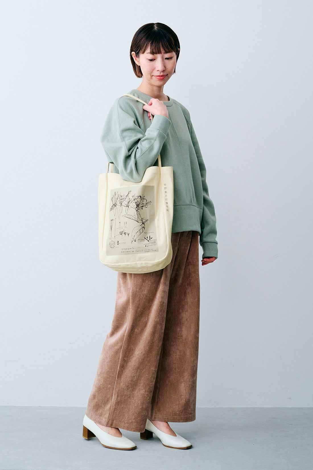 IEDIT|牧野植物園×IEDIT[イディット]コラボ 牧野博士の描いたキダチニンドウのトートバッグ〈エクリュホワイト〉|モデル身長：160cm 着用サイズ：M