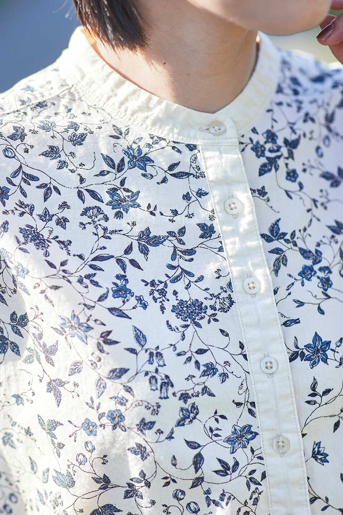 Sunny clouds|サニークラウズ ツルの絡まるシャツ〈レディース〉|植物モチーフの涼しげなブルー系プリント。