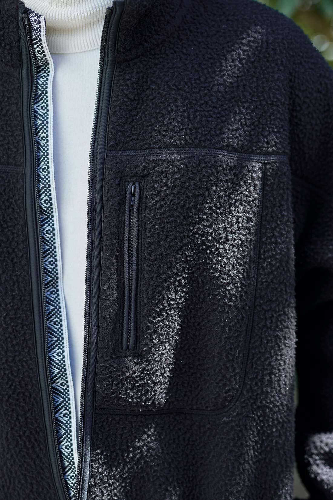 サニークラウズ|サニークラウズ　コタツフリースジャケット〈メンズ〉|黒一色のあったかコタツフリースに、ちらりと見え隠れするチロリアンテープがポイント。
