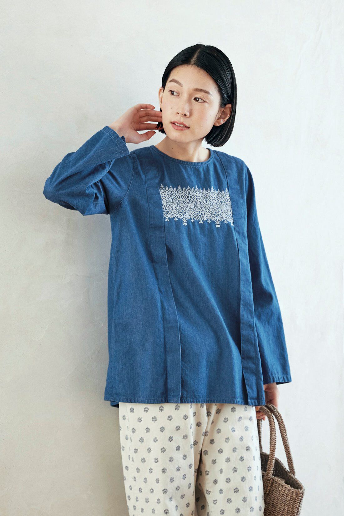 サニークラウズ 46900針刺しゅうトップス〈レディース〉｜Sunny clouds[サニークラウズ]｜フェリシモ【公式通販】