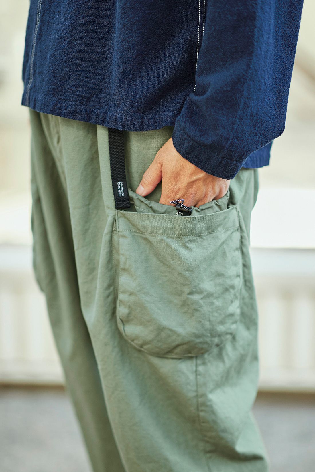 サニークラウズ|サニークラウズ クライミングカーゴパンツ〈メンズ〉グリーンカーキ|アジャスター付きポケットと大きなポケットがアクセント。