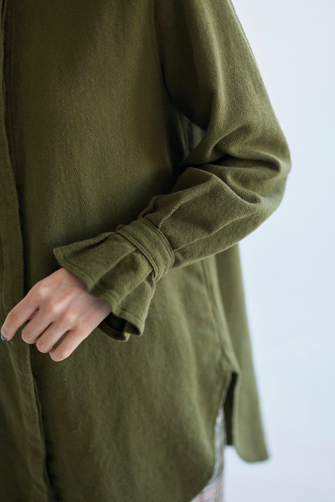 サニークラウズ|サニークラウズ　玉露シャツ〈レディース〉|セーターなどの袖口からフリルが出せる長めの袖。調整ボタン付きで重ね着もすっきりと決まります。