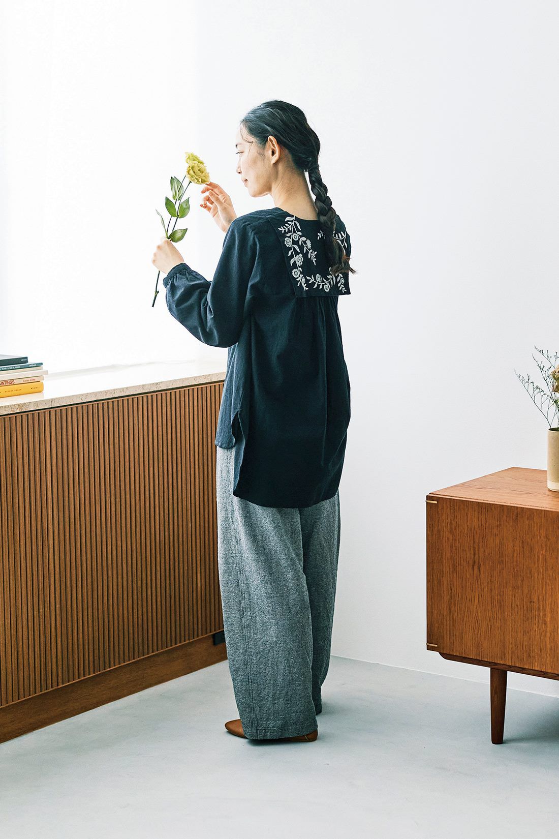 and myera 衿を刺しゅうで飾ったチュニック｜and myera