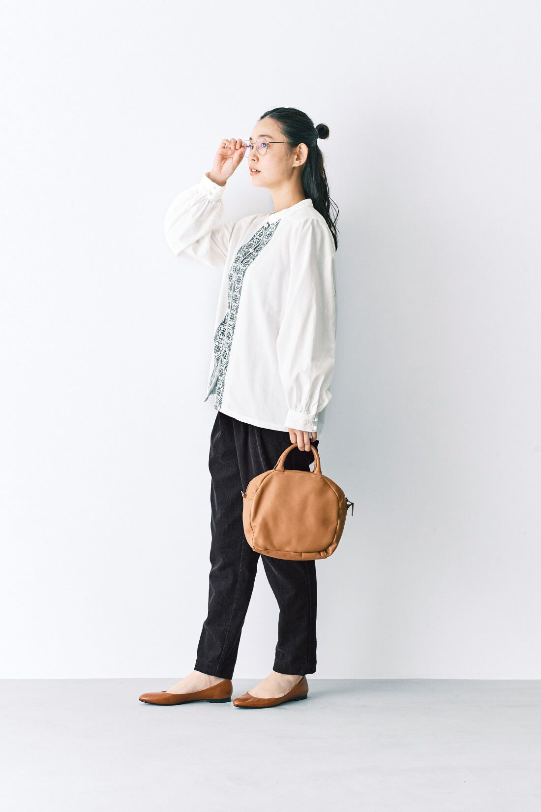 and myera［アンドマイラ］|ａｎｄ　ｍｙｅｒａ　細コールのペグトップパンツ〈黒〉