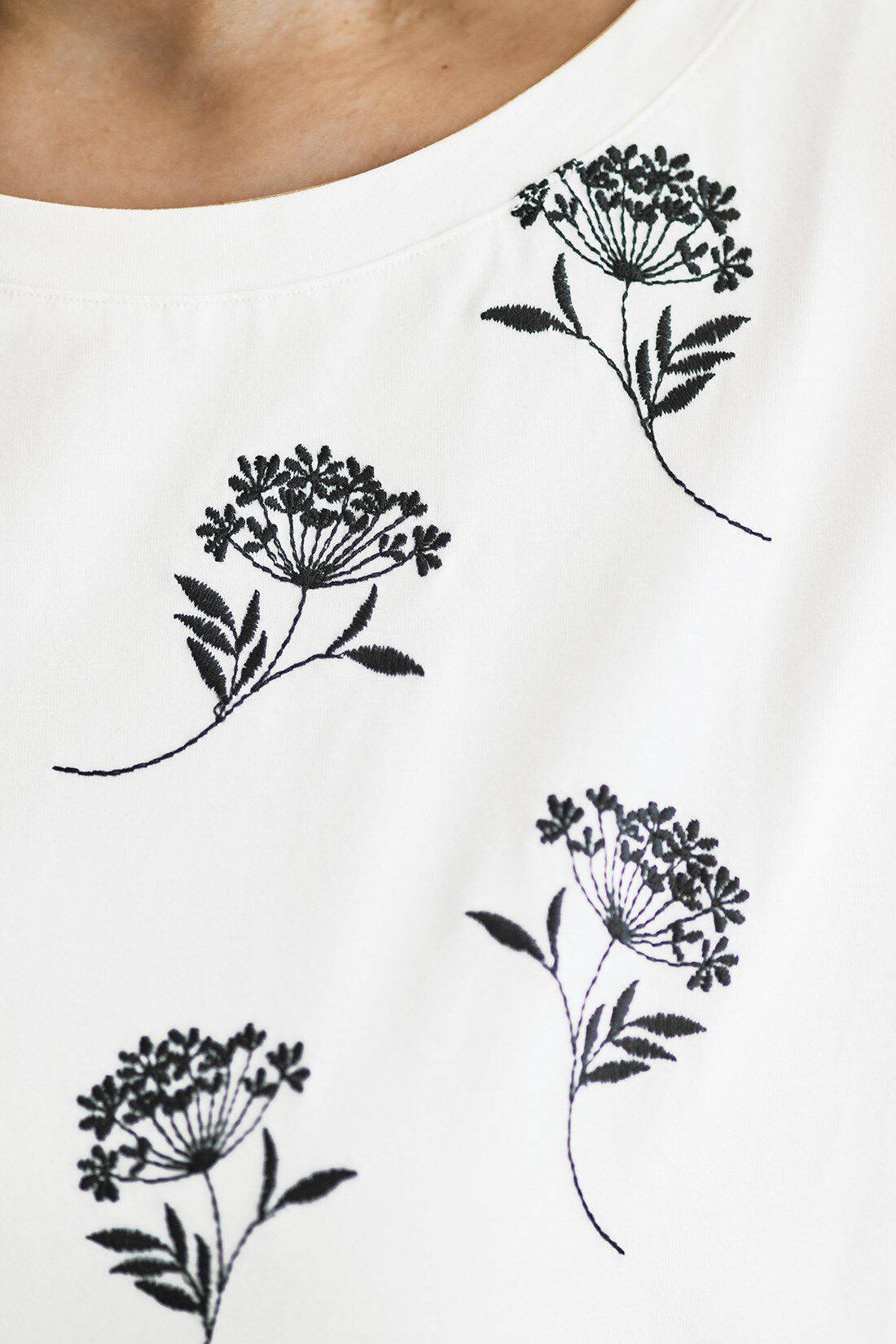 and myera［アンドマイラ］|and myera 花影絵Tシャツ