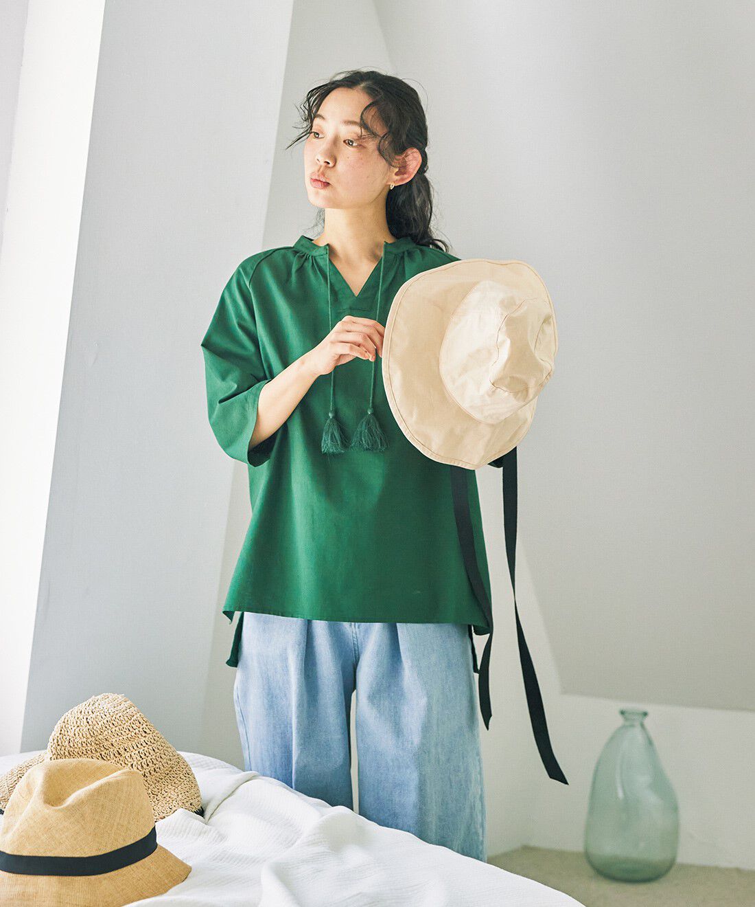 and myera［アンドマイラ］|インディゴ 洗い加工で色を落とした ジーンズ ブルーのコーディネート