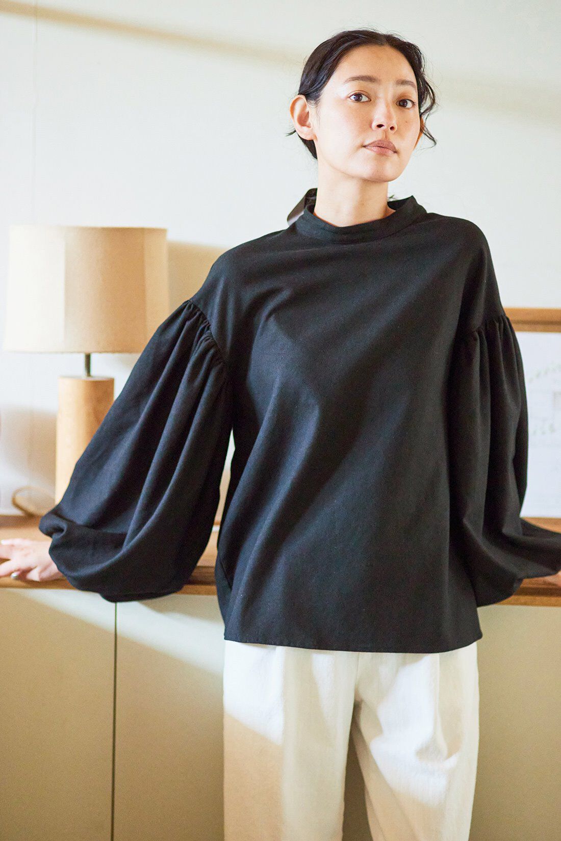 and myera ボリュームスリーブトップス〈黒〉｜and myera[アンド