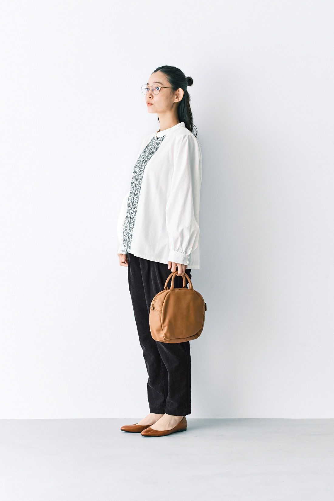 and myera［アンドマイラ］|ａｎｄ　ｍｙｅｒａ　細コールのペグトップパンツ〈黒〉