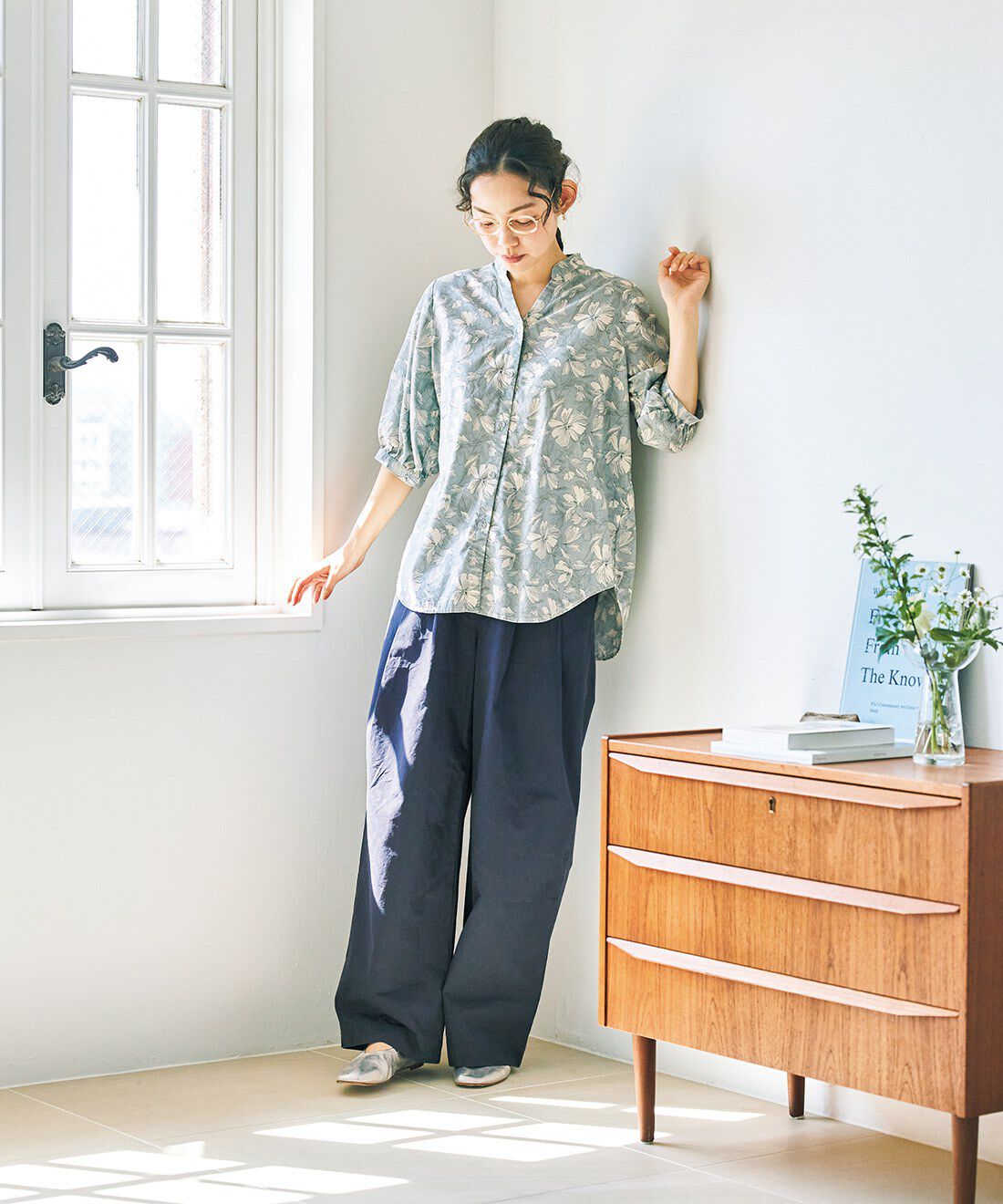 and myera［アンドマイラ］|and myera ツータックパンツ〈紺〉