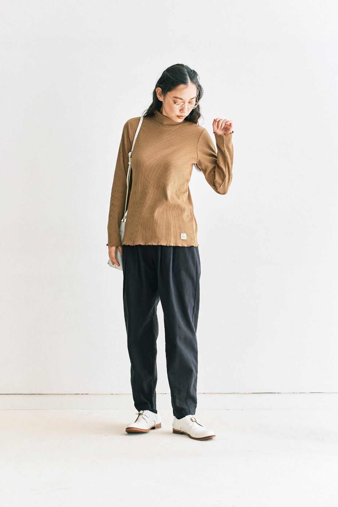 and myera［アンドマイラ］|ａｎｄ　ｍｙｅｒａ　カジュアルすぎないタックパンツ〈黒〉