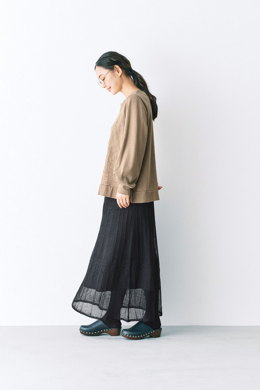 and myera［アンドマイラ］|ａｎｄ　ｍｙｅｒａ　刺しゅうで着飾ったトレーナー〈ベージュ〉