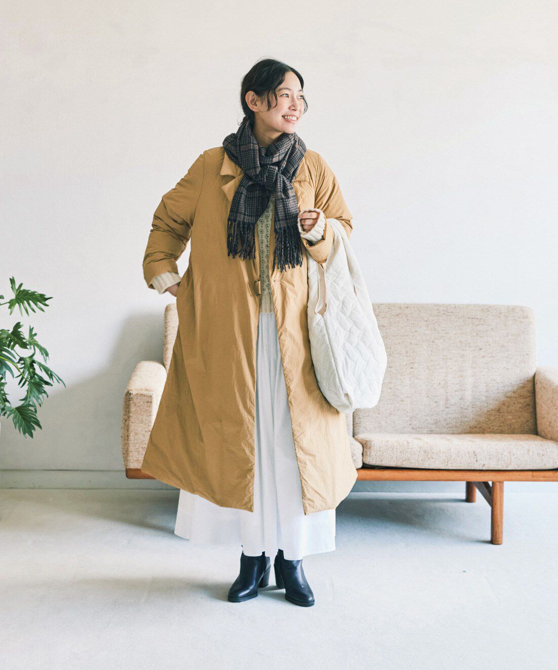 and myera［アンドマイラ］|ダウン チェスター コート ベージュと阿久津ゆえりさんコラボ ホットミルク セーター ホワイトと阿久津ゆえりさんコラボ スノーホワイト スカート ホワイトのコーディネート