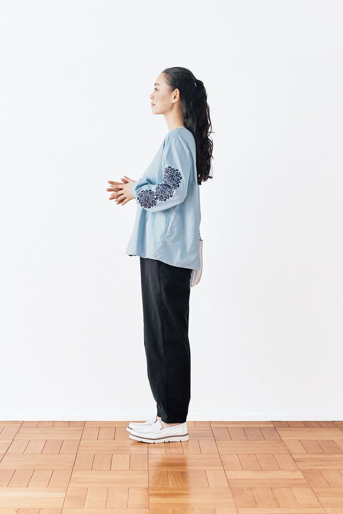 and myera［アンドマイラ］|and myera ゴシック紋様刺しゅうトップス〈サックス〉