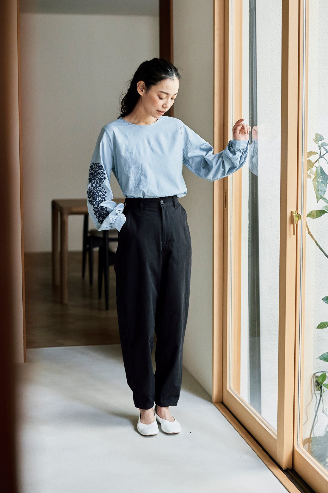 and myera［アンドマイラ］|and myera ゴシック紋様刺しゅうトップス〈サックス〉