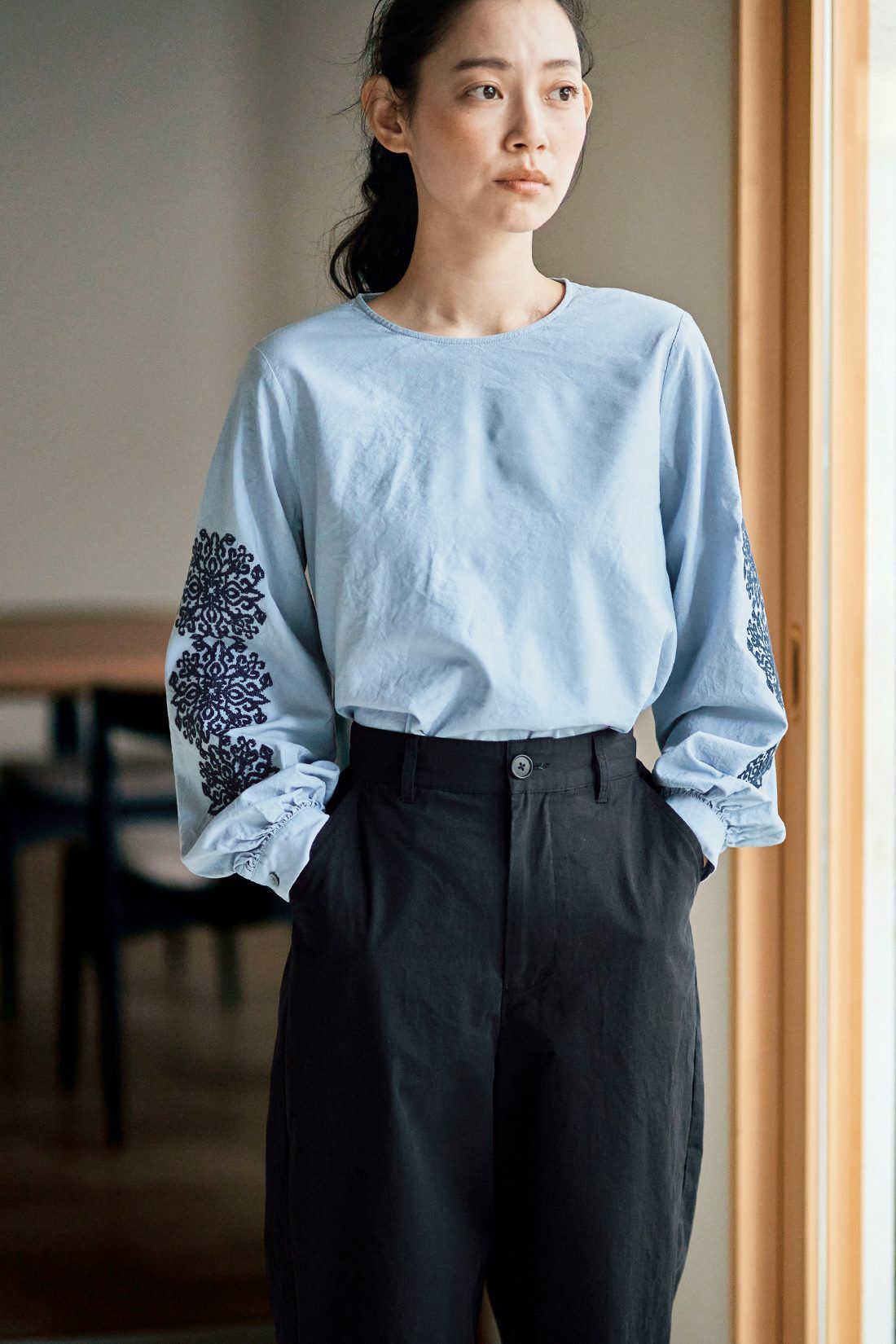 and myera［アンドマイラ］|and myera ゴシック紋様刺しゅうトップス〈サックス〉