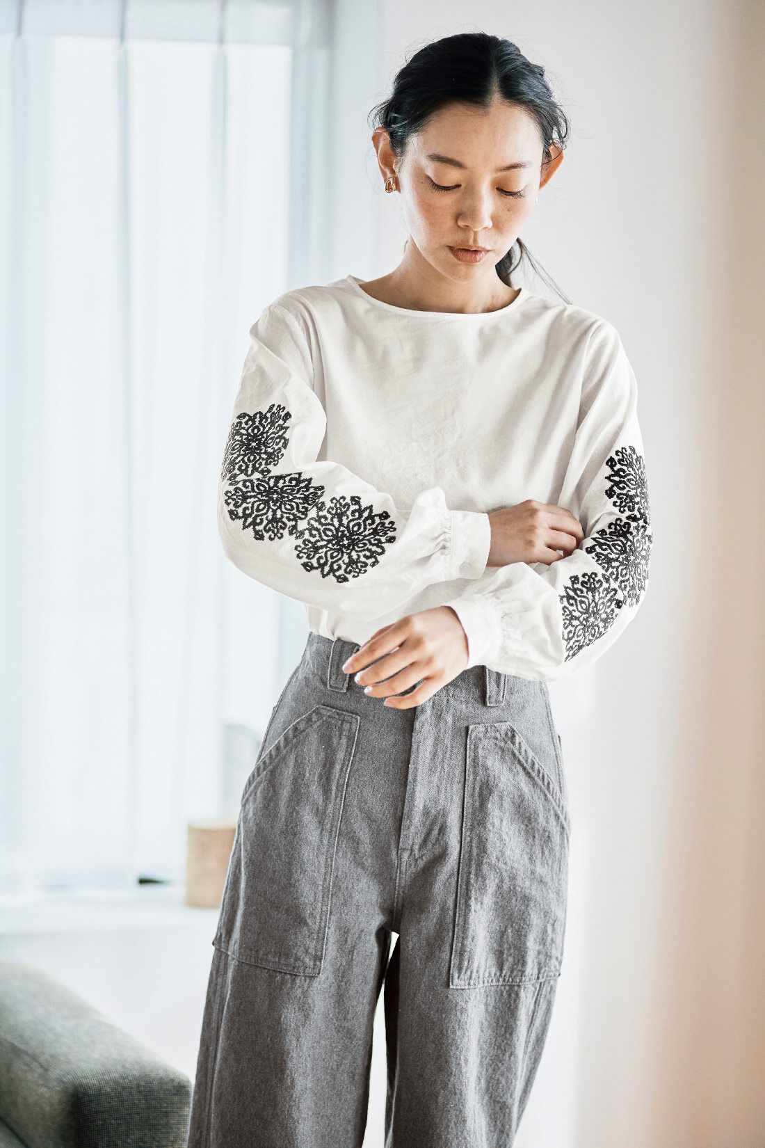 and myera［アンドマイラ］|and myera ゴシック紋様刺しゅうトップス〈白〉