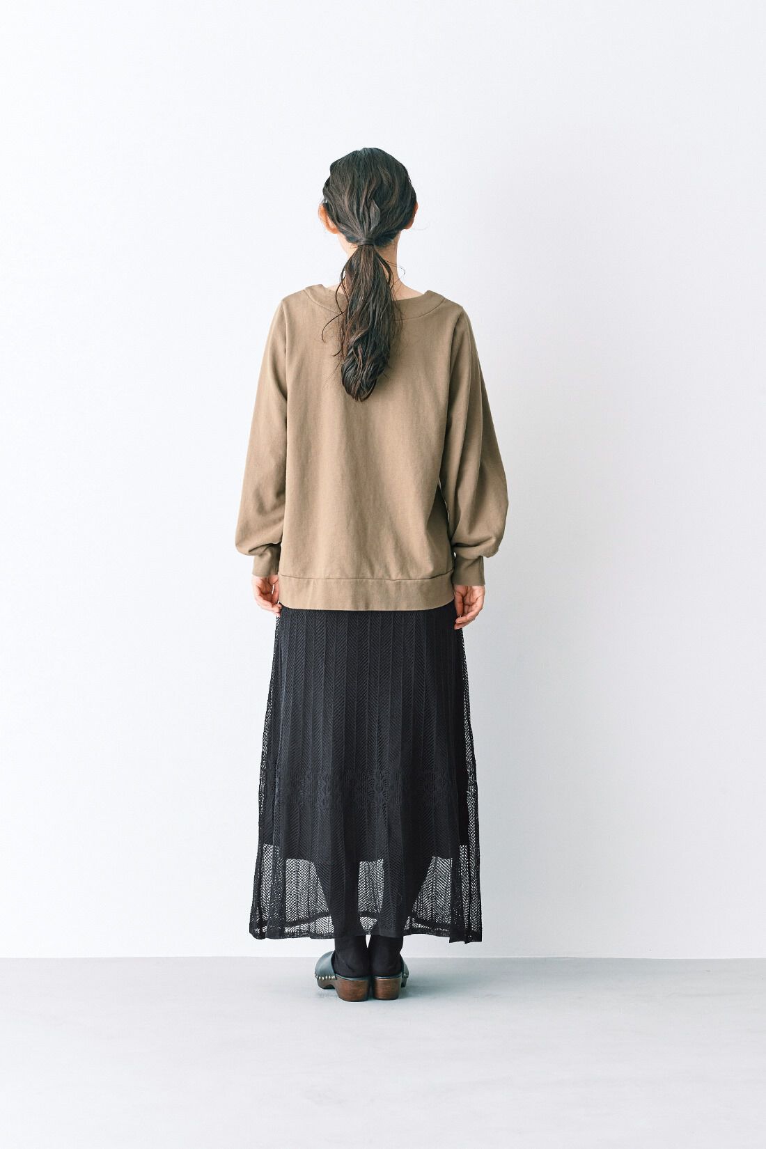 and myera［アンドマイラ］|ａｎｄ　ｍｙｅｒａ　刺しゅうで着飾ったトレーナー〈ベージュ〉