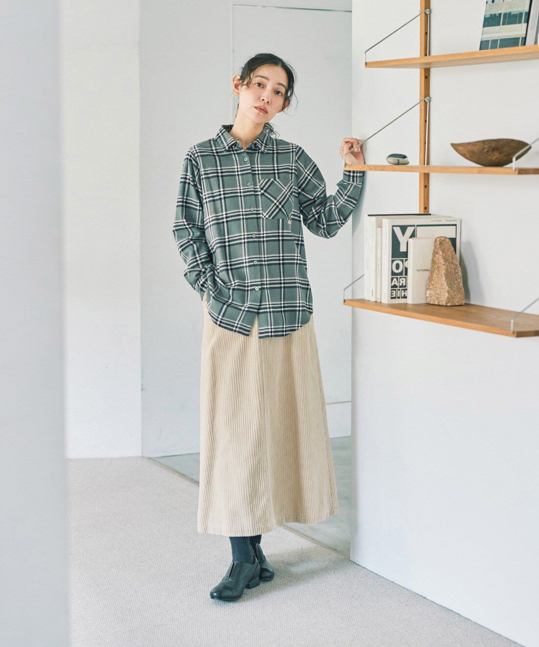 and myera［アンドマイラ］|綿100% シンプルチェック シャツ グレーのコーディネート