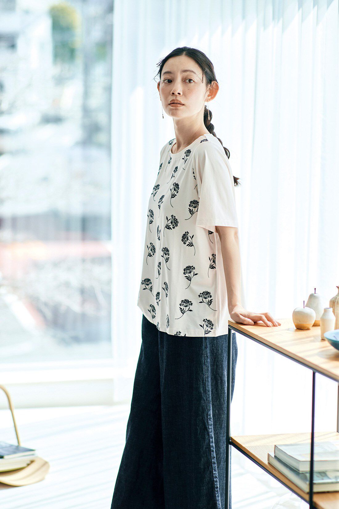 and myera［アンドマイラ］|and myera 花影絵Tシャツ