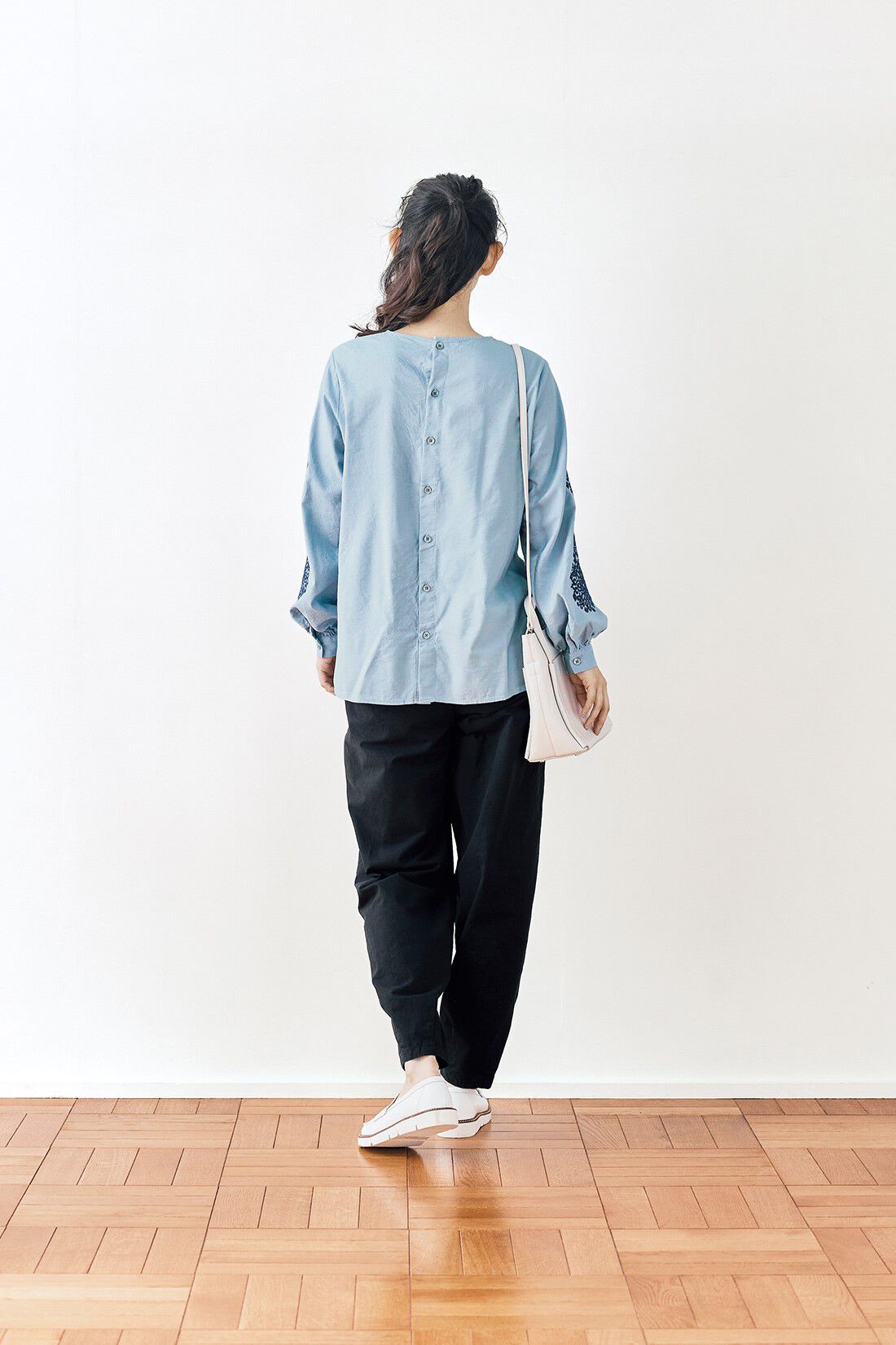 and myera［アンドマイラ］|and myera ゴシック紋様刺しゅうトップス〈サックス〉